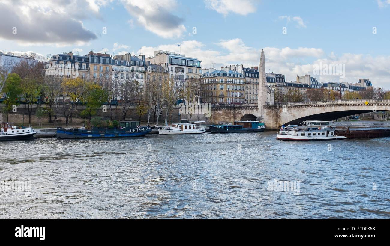Paris, Frankreich, 2023. Blick auf die Pont de la Tournelle und die Statue von Saint Genevieve, mit dem Restaurant Tour d'Argent im Hintergrund Stockfoto