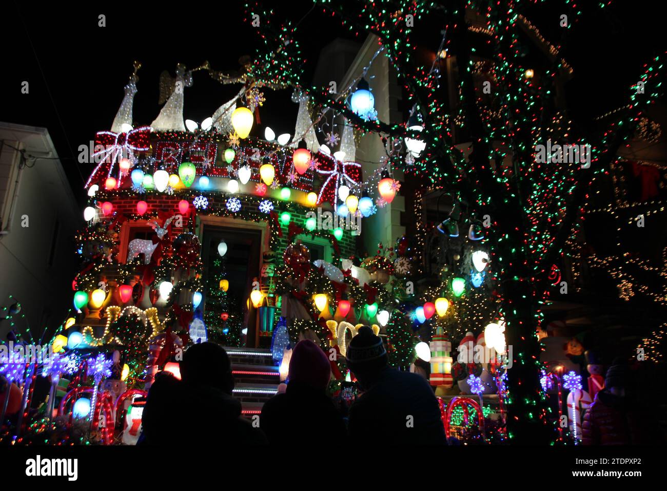 New York, USA. Dezember 2023. Ein zu Weihnachten dekoriertes Haus in