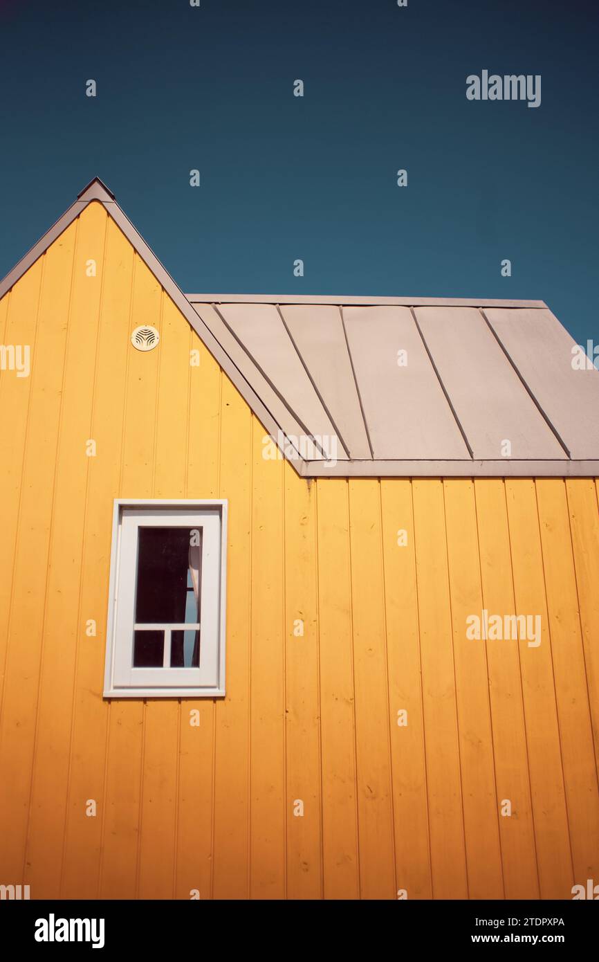 Kleines, gelbes, winziges Haus, in der Nähe der Küste. Fotografie in Frankreich Stockfoto