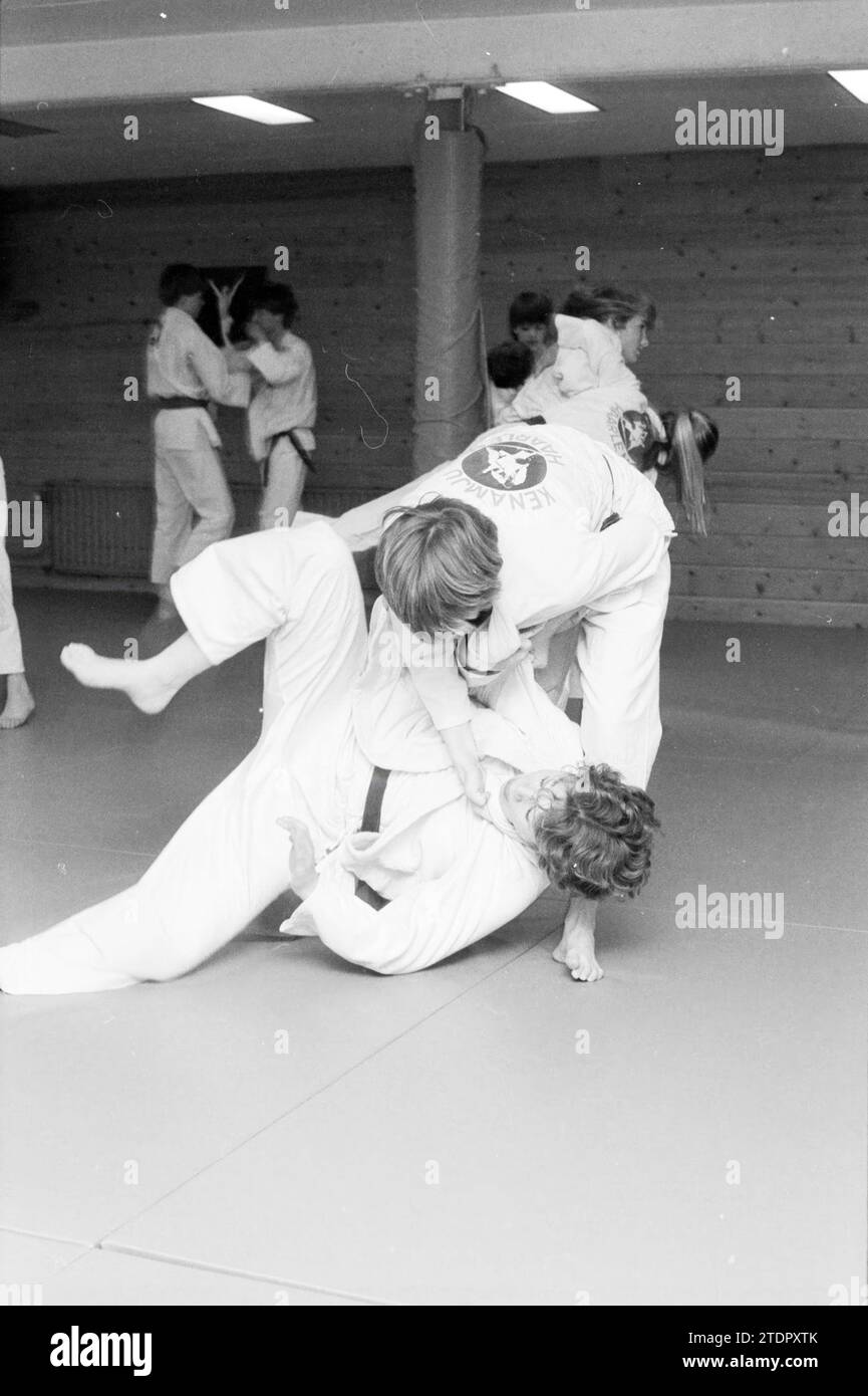 Judo für Mädchen Kenau Ju, Judo, 15-04-1983, Whizgle News aus der Vergangenheit, zugeschnitten auf die Zukunft. Erkunden Sie historische Geschichten, das Image der niederländischen Agentur aus einer modernen Perspektive, die die Lücke zwischen den Ereignissen von gestern und den Erkenntnissen von morgen überbrückt. Eine zeitlose Reise, die die Geschichten prägt, die unsere Zukunft prägen Stockfoto