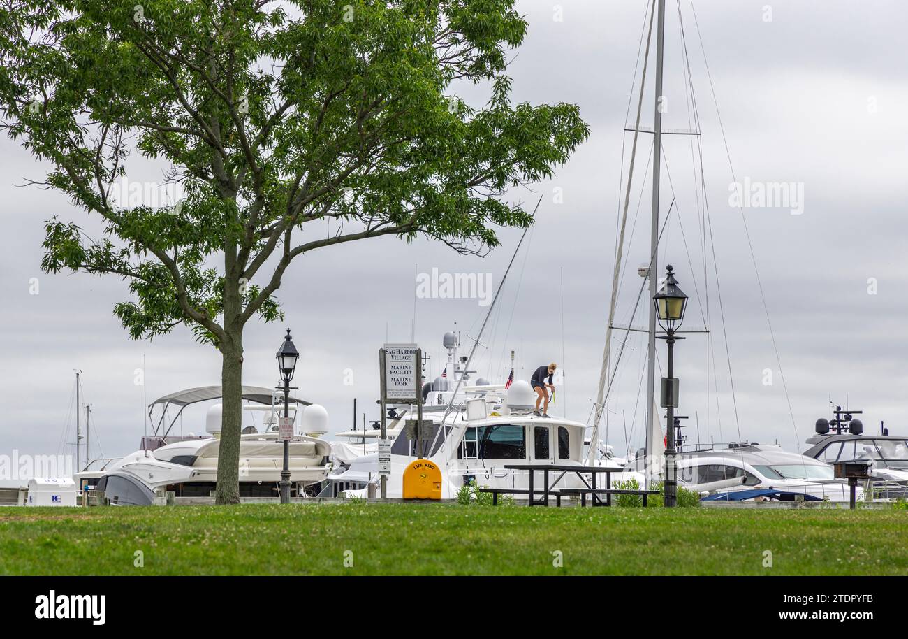 Eine Frau, die eine Yacht im Marine Park putzt Stockfoto