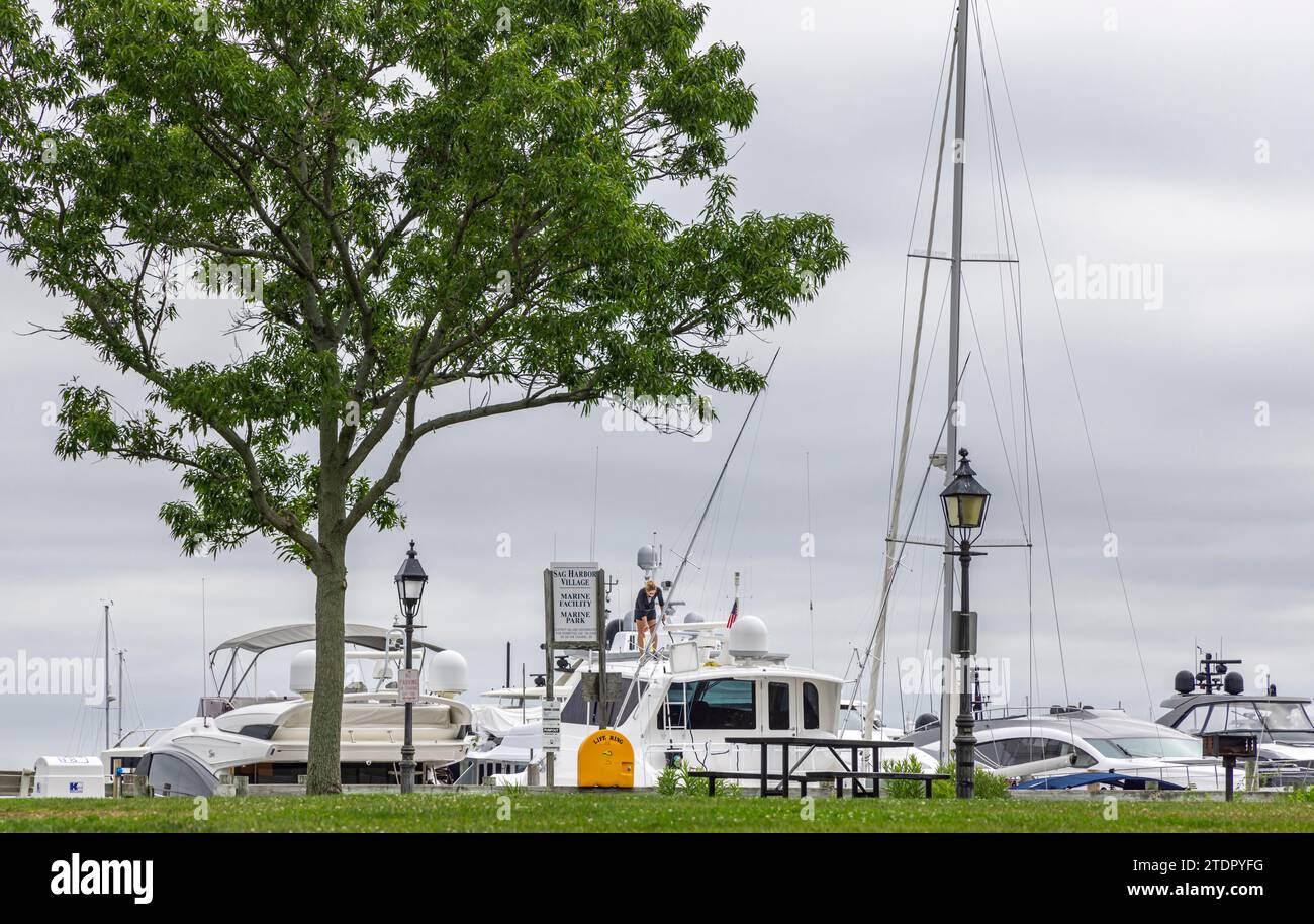 Eine Frau, die eine Yacht im Marine Park putzt Stockfoto
