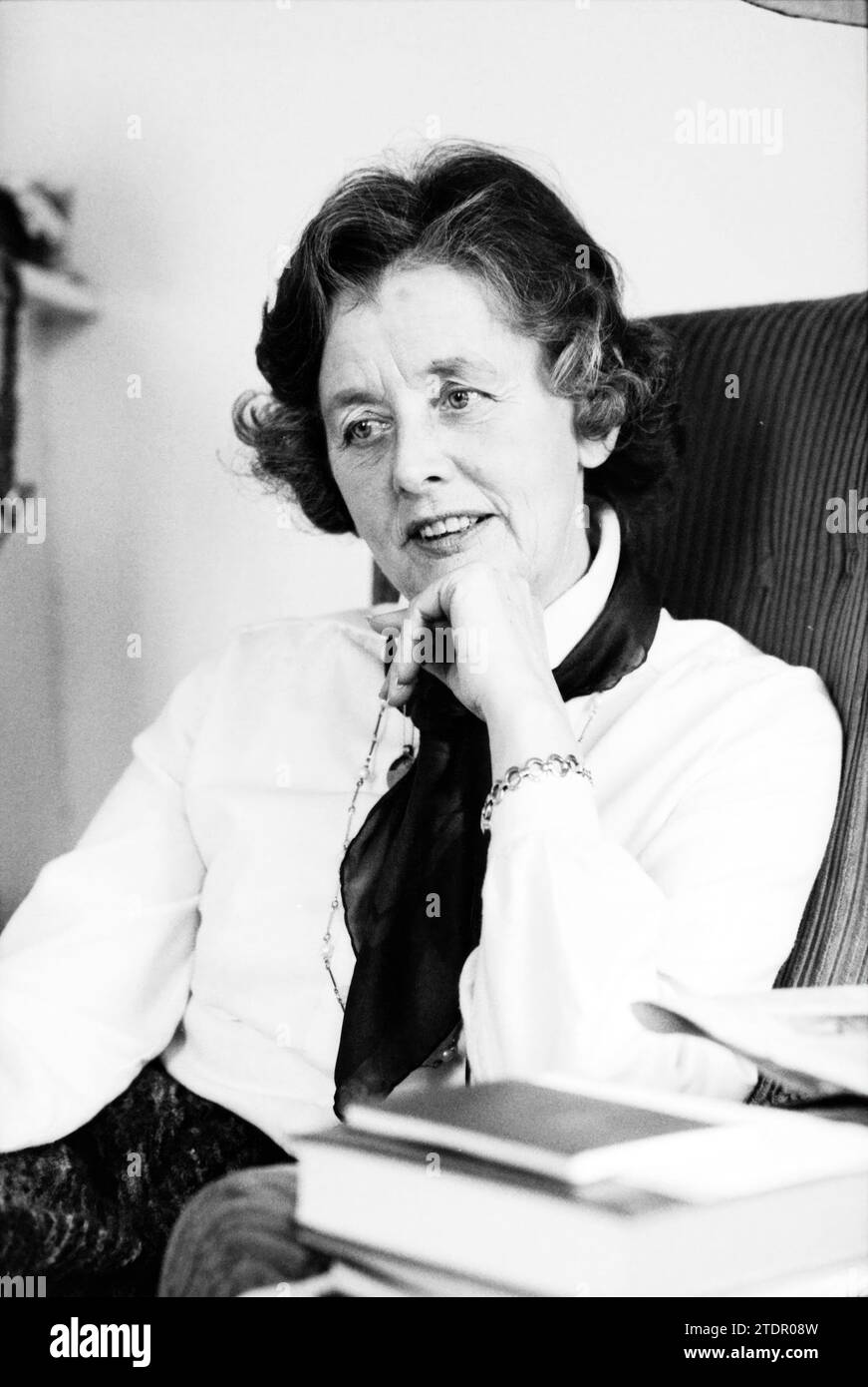 Portrait Ria Hooy VVV Haarlem, Portraits, V.V.V., Haarlem, Niederlande, 05-02-1980, Whizgle News aus der Vergangenheit, zugeschnitten auf die Zukunft. Erkunden Sie historische Geschichten, das Image der niederländischen Agentur aus einer modernen Perspektive, die die Lücke zwischen den Ereignissen von gestern und den Erkenntnissen von morgen überbrückt. Eine zeitlose Reise, die die Geschichten prägt, die unsere Zukunft prägen Stockfoto