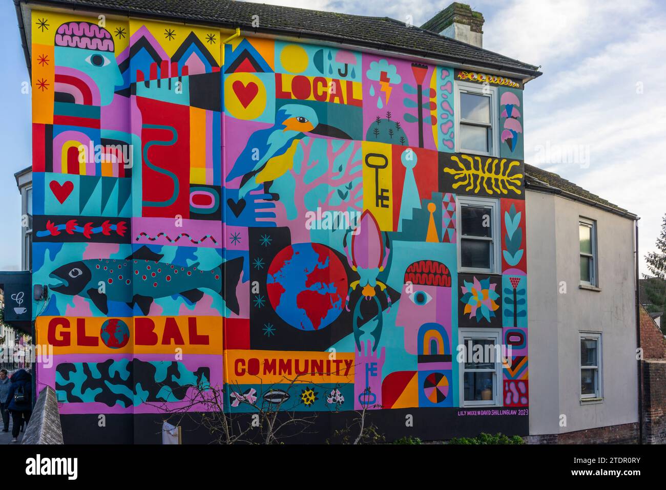 Buntes Global Community Street Art Wandgemälde entlang der Fisherton Road in Salisbury, Wiltshire, England, Großbritannien Stockfoto