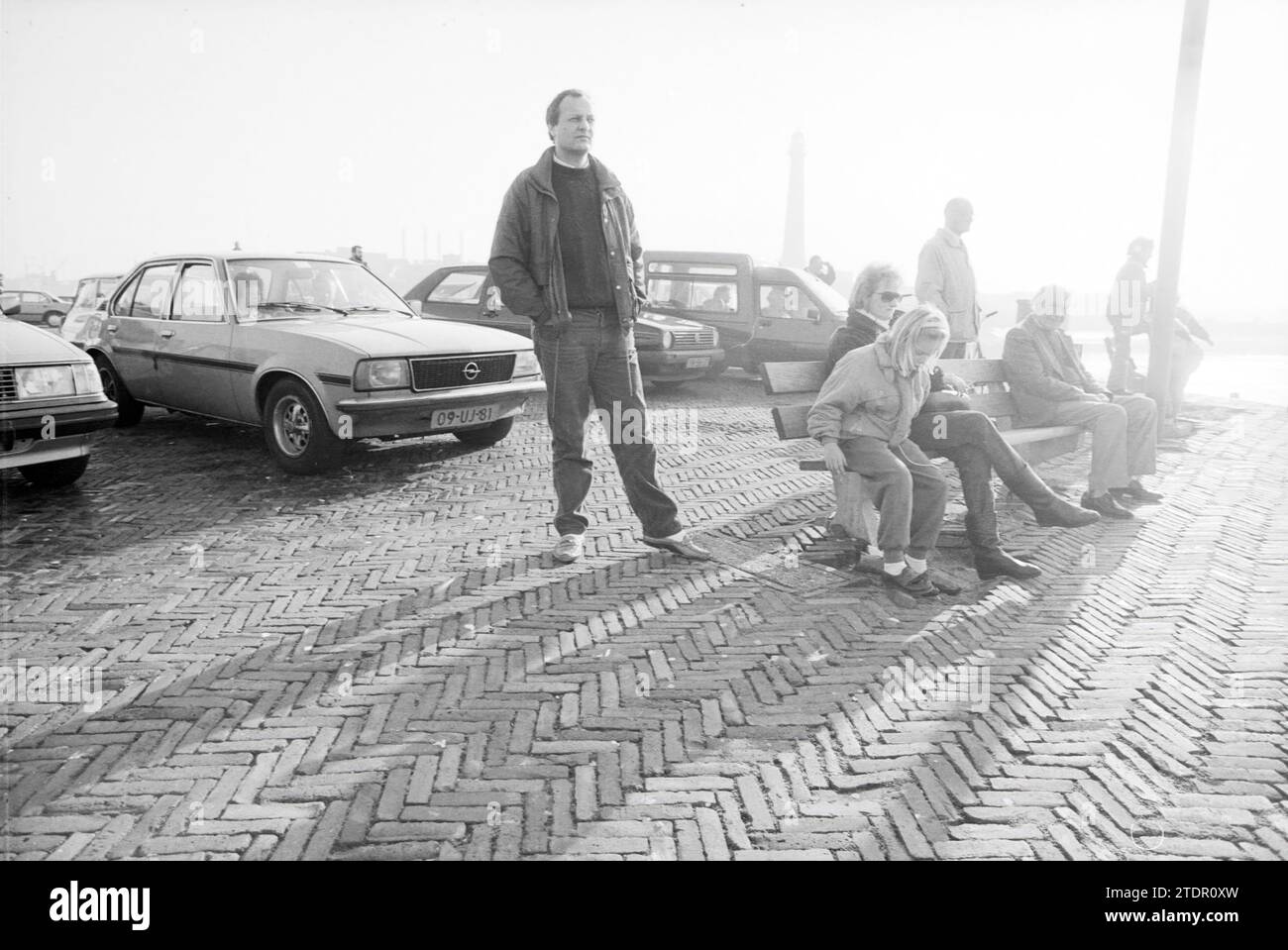 Geschäftiger Hafenleiter, Ports, 08-02-1989, Whizgle News aus der Vergangenheit, zugeschnitten auf die Zukunft. Erkunden Sie historische Geschichten, das Image der niederländischen Agentur aus einer modernen Perspektive, die die Lücke zwischen den Ereignissen von gestern und den Erkenntnissen von morgen überbrückt. Eine zeitlose Reise, die die Geschichten prägt, die unsere Zukunft prägen Stockfoto