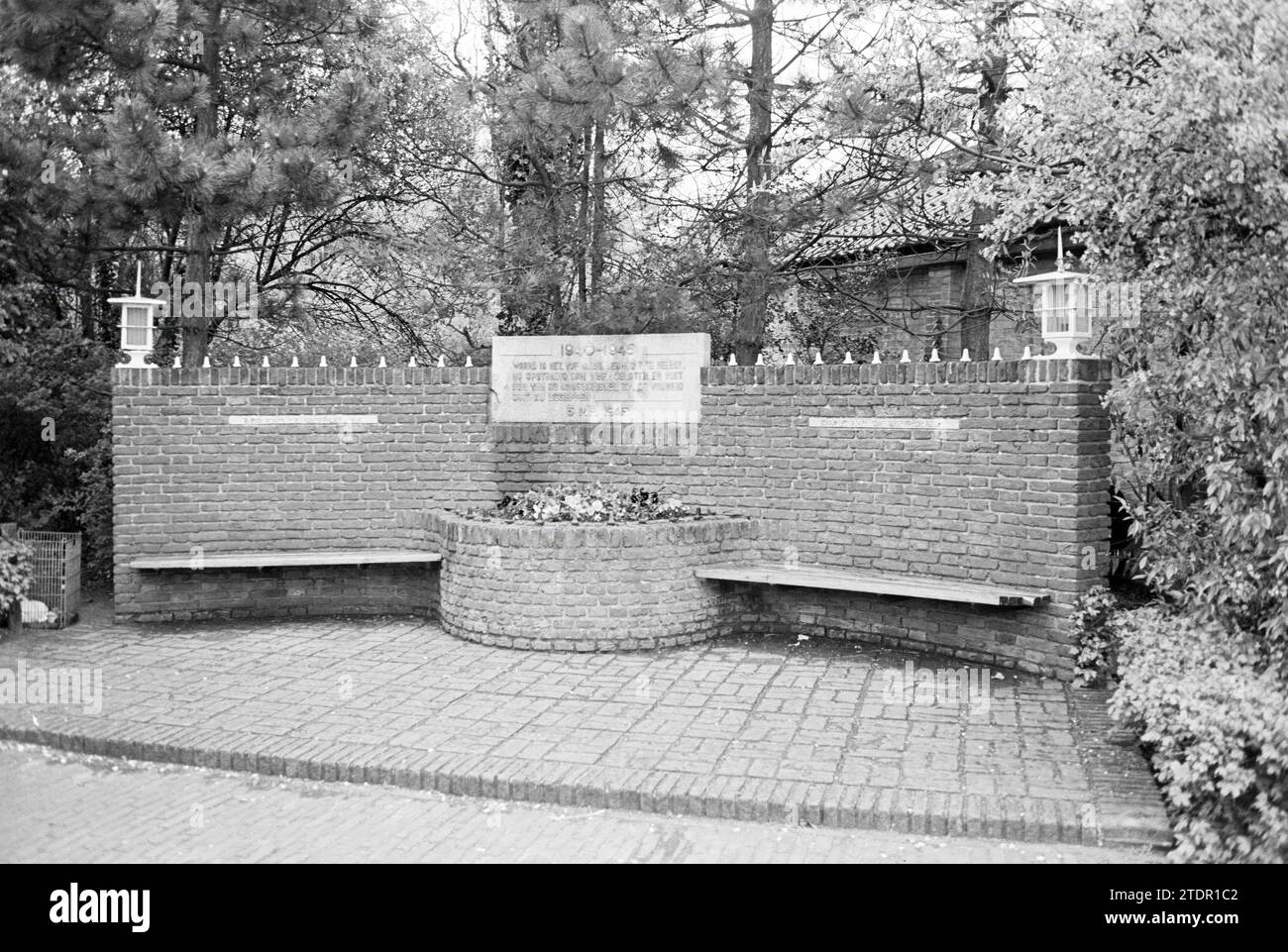 Resistance Monument, Santpoort, Monuments, 01-05-1968, Whizgle News from the Past, maßgeschneidert für die Zukunft. Erkunden Sie historische Geschichten, das Image der niederländischen Agentur aus einer modernen Perspektive, die die Lücke zwischen den Ereignissen von gestern und den Erkenntnissen von morgen überbrückt. Eine zeitlose Reise, die die Geschichten prägt, die unsere Zukunft prägen Stockfoto