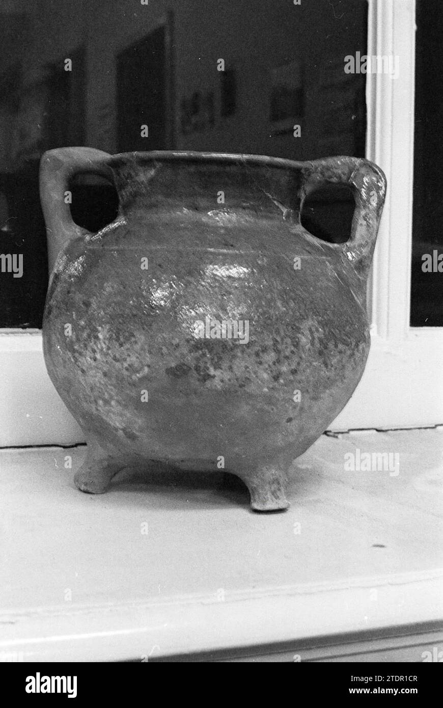 Antike Vase (archäologischer Fund?), 00-00-1972, Whizgle News from the Past, zugeschnitten auf die Zukunft. Erkunden Sie historische Geschichten, das Image der niederländischen Agentur aus einer modernen Perspektive, die die Lücke zwischen den Ereignissen von gestern und den Erkenntnissen von morgen überbrückt. Eine zeitlose Reise, die die Geschichten prägt, die unsere Zukunft prägen Stockfoto