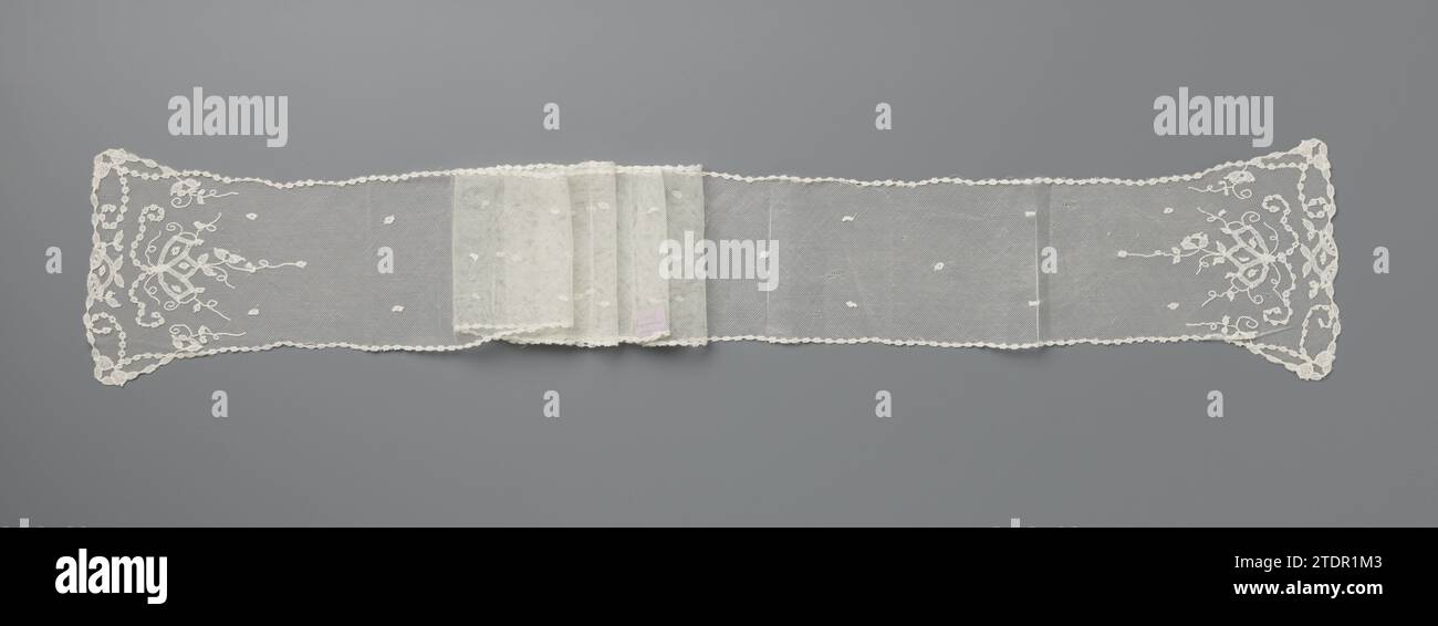 Die Applikationsseite mit einer Seerose an beiden Enden, anonym, anonym, ca. 1890 - ca. 1910 das naturfarbene Applikationsseite: Kloskant aufgetragen auf Maschinentüll. Verlängertes rechteckiges Modell. Sprühmuster einiger ovaler Blätter. Die Enden sind mit einer Wasserlilienähnlichen Blume verziert, die mit einem verworrenen Band versehen ist, das die Konturen dreieckiger Blütenblätter bildet. Ein paar Blätter und dünne Lockenschlingen umgeben diese Blume. Die geduschten Motive sind in Leinenkampf mit Aussparungen und teilweise mit Konturlinien und Pikots gemacht. Die Schrottkante entlang der Seiten stammt aus einer Reihe von ovalen, die sind Stockfoto