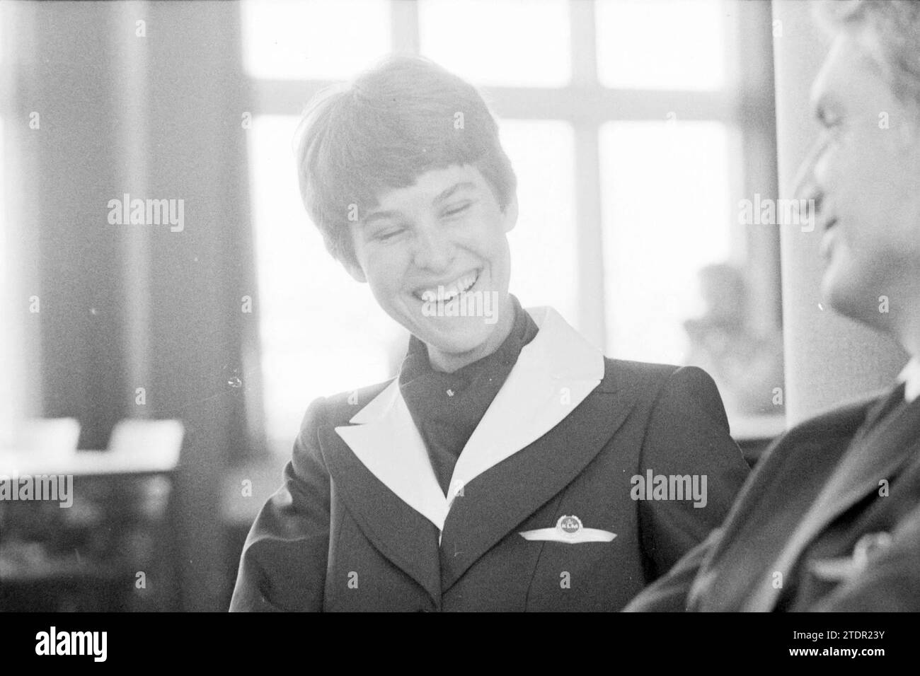 Porträt von Marie-Louise Verkalk, der ersten weiblichen Pilotin der KLM, in Uniform, Whizgle News aus der Vergangenheit, zugeschnitten auf die Zukunft. Erkunden Sie historische Geschichten, das Image der niederländischen Agentur aus einer modernen Perspektive, die die Lücke zwischen den Ereignissen von gestern und den Erkenntnissen von morgen überbrückt. Eine zeitlose Reise, die die Geschichten prägt, die unsere Zukunft prägen Stockfoto