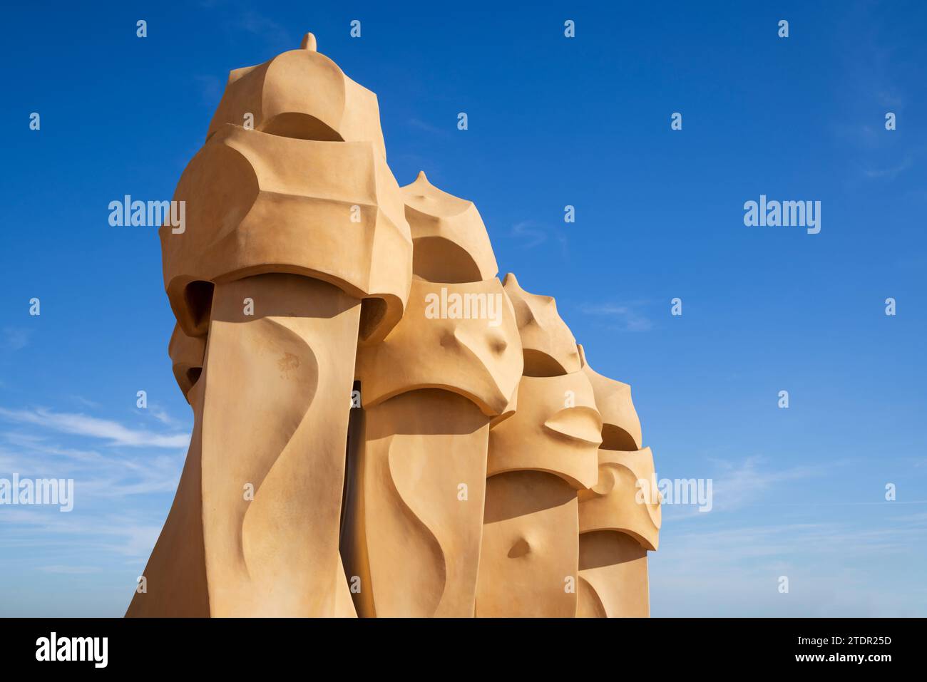Die „Wächter“ auf dem Dach der Casa Milà, Barcelona, Spanien Stockfoto