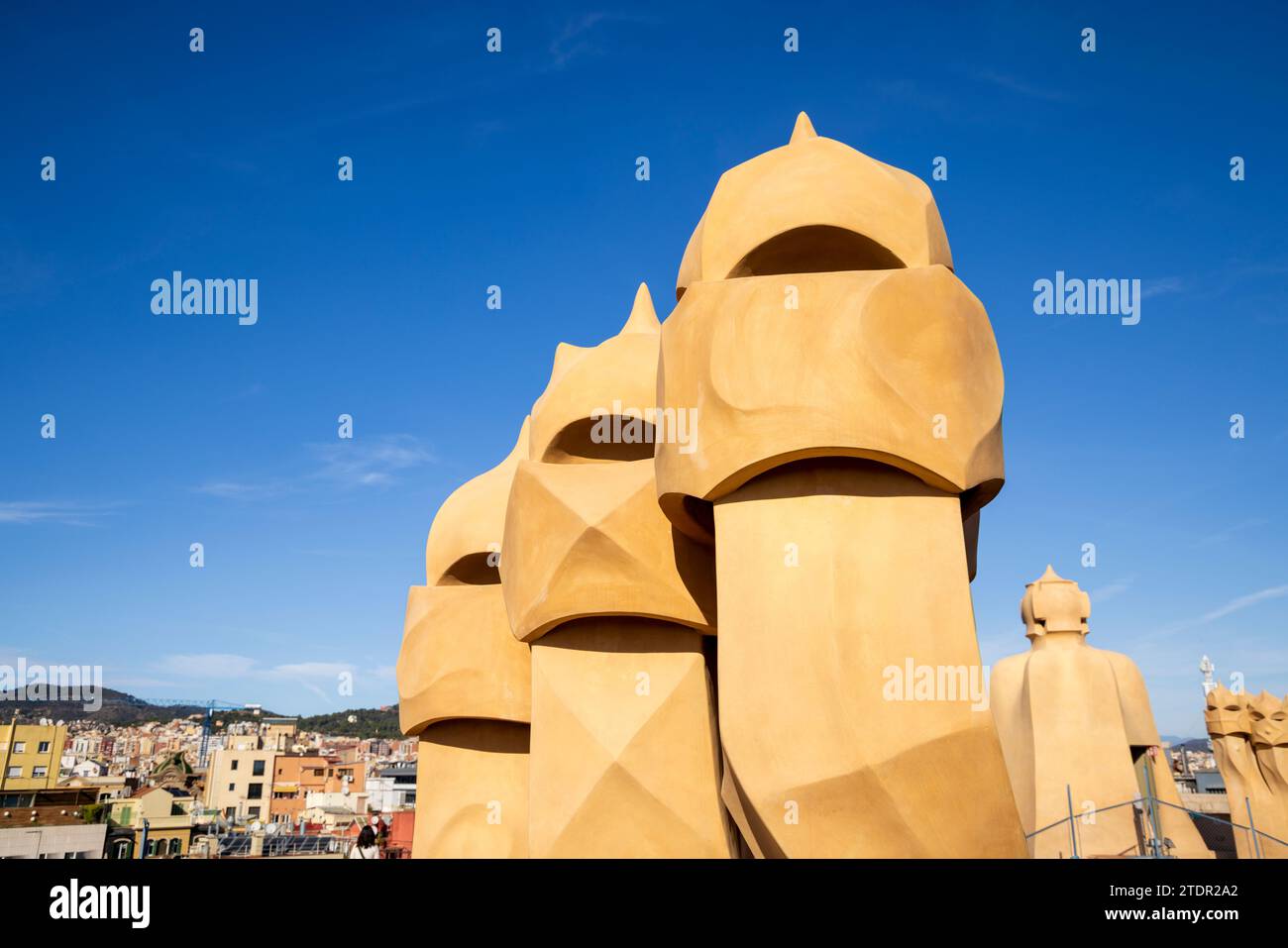 Die „Wächter“ auf dem Dach der Casa Milà, Barcelona, Spanien Stockfoto