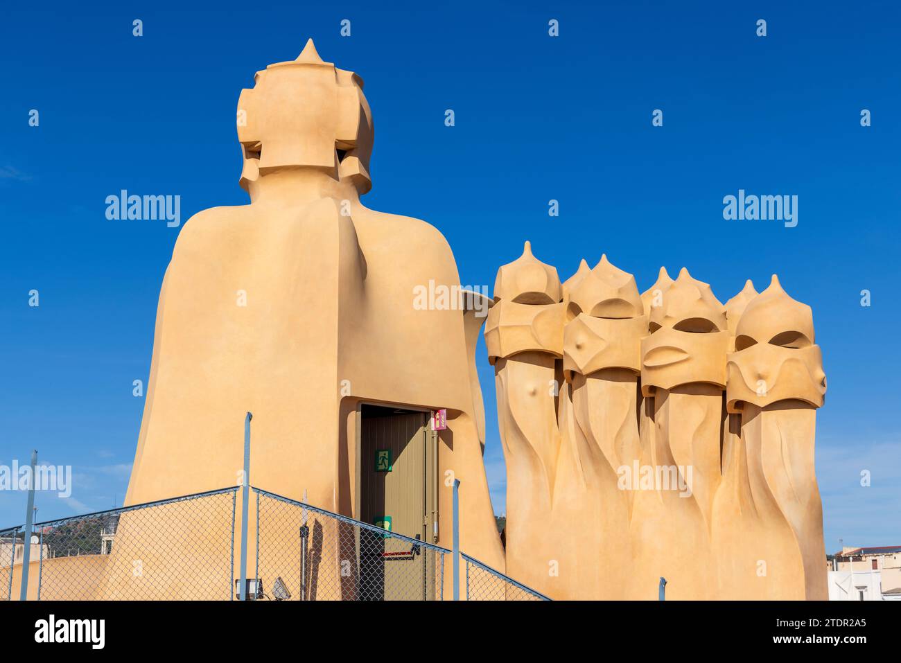 Die „Wächter“ auf dem Dach der Casa Milà, Barcelona, Spanien Stockfoto