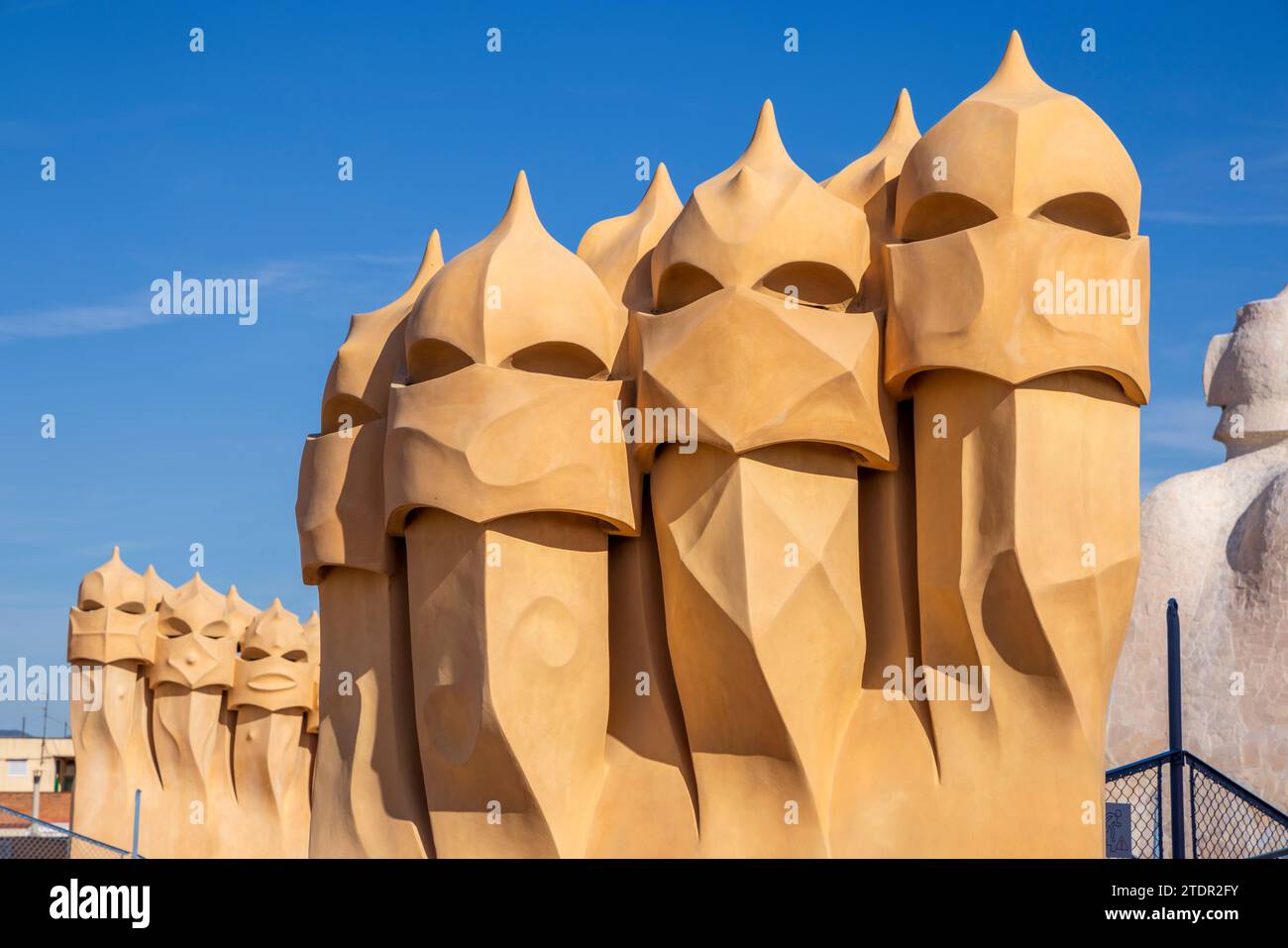 Die „Wächter“ auf dem Dach der Casa Milà, Barcelona, Spanien Stockfoto