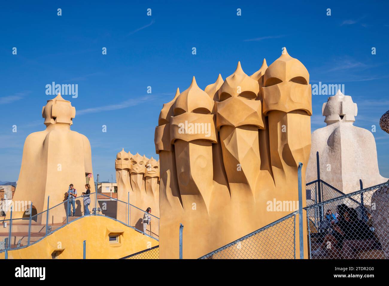 Die „Wächter“ auf dem Dach der Casa Milà, Barcelona, Spanien Stockfoto