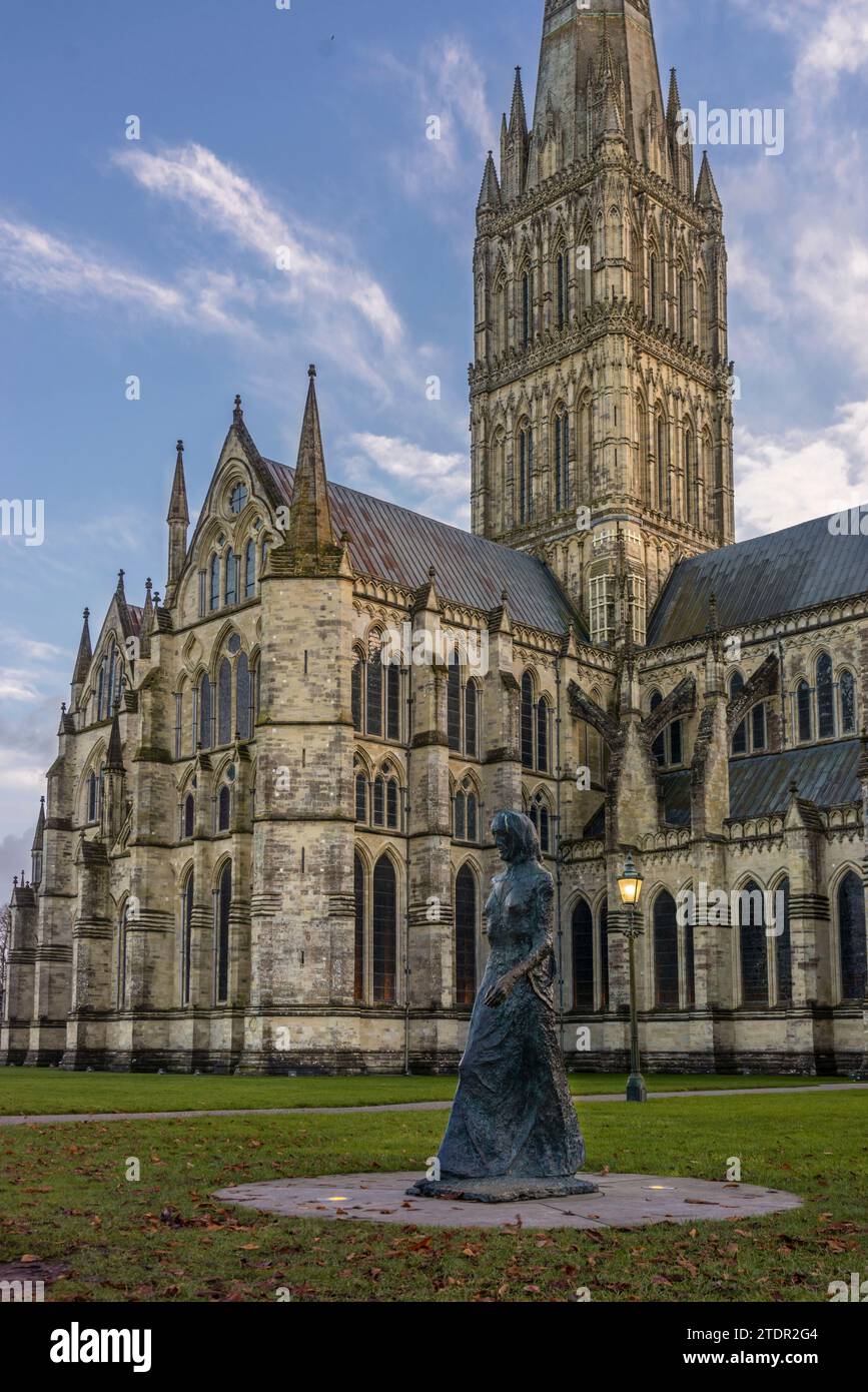 Die Walking Madonna Skulptur vor der Kathedrale von Salisbury in Salisbury, Wiltshire, England, Großbritannien Stockfoto