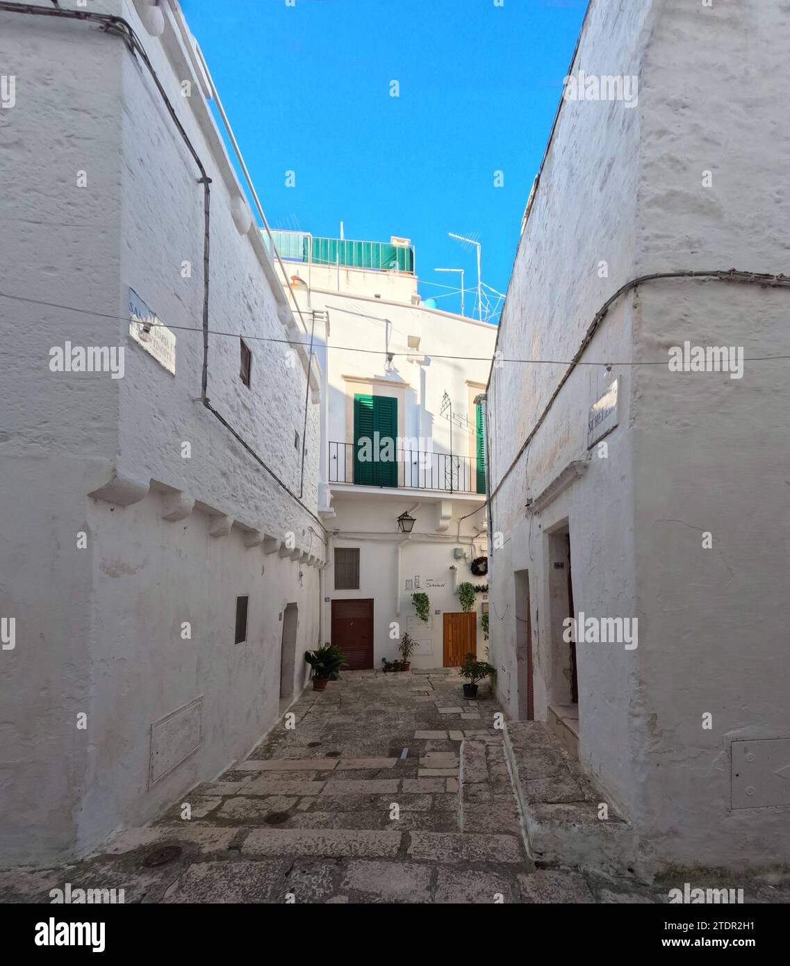 Eine Straße von Cisternino, einer kleinen Stadt in der Region Apulien, Italien. Stockfoto