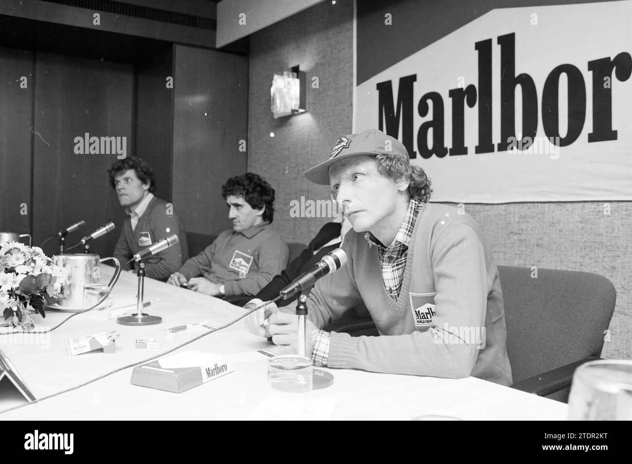 Bericht mit Formel-1-Fahrern Niki Lauda und Alain Prost, 00-00-1984, Whizgle News aus der Vergangenheit, maßgeschneidert für die Zukunft. Erkunden Sie historische Geschichten, das Image der niederländischen Agentur aus einer modernen Perspektive, die die Lücke zwischen den Ereignissen von gestern und den Erkenntnissen von morgen überbrückt. Eine zeitlose Reise, die die Geschichten prägt, die unsere Zukunft prägen Stockfoto