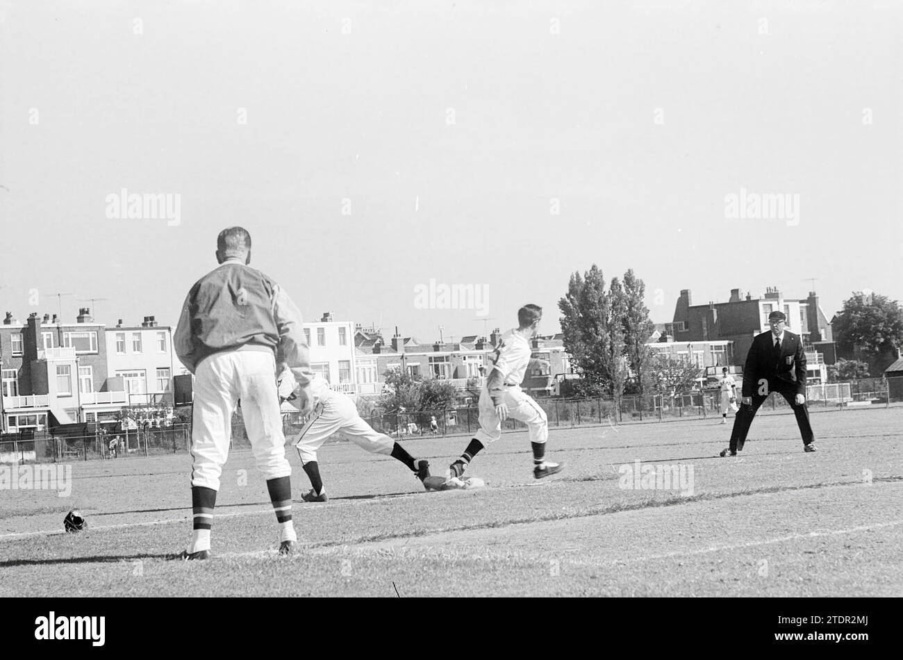 1-10 E.D.O. - O.V.V.O., Baseball, 20.07.1963, Whizgle News from the Past, maßgeschneidert für die Zukunft. Erkunden Sie historische Geschichten, das Image der niederländischen Agentur aus einer modernen Perspektive, die die Lücke zwischen den Ereignissen von gestern und den Erkenntnissen von morgen überbrückt. Eine zeitlose Reise, die die Geschichten prägt, die unsere Zukunft prägen Stockfoto