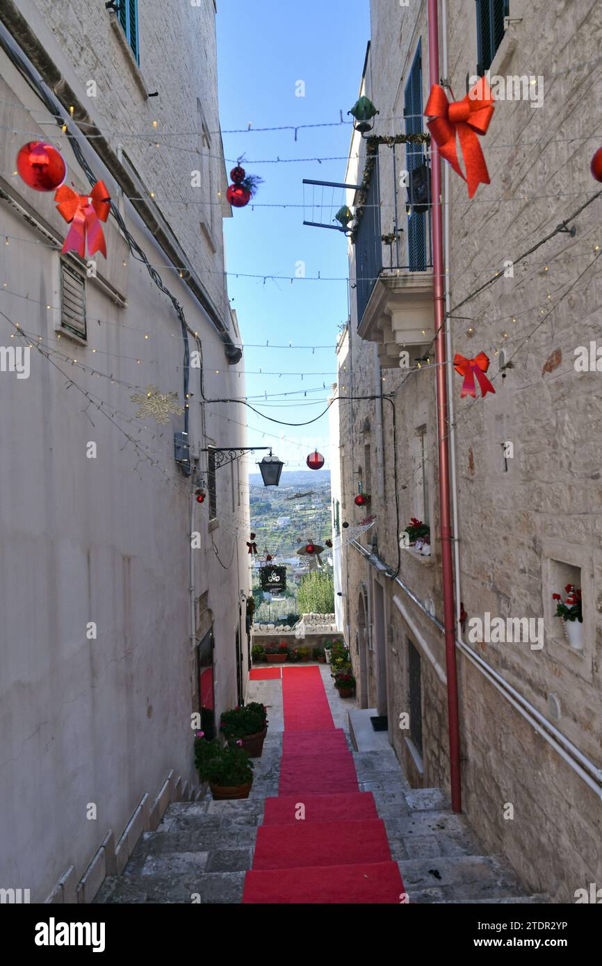 Eine Straße von Cisternino, einer kleinen Stadt in der Region Apulien, Italien. Stockfoto