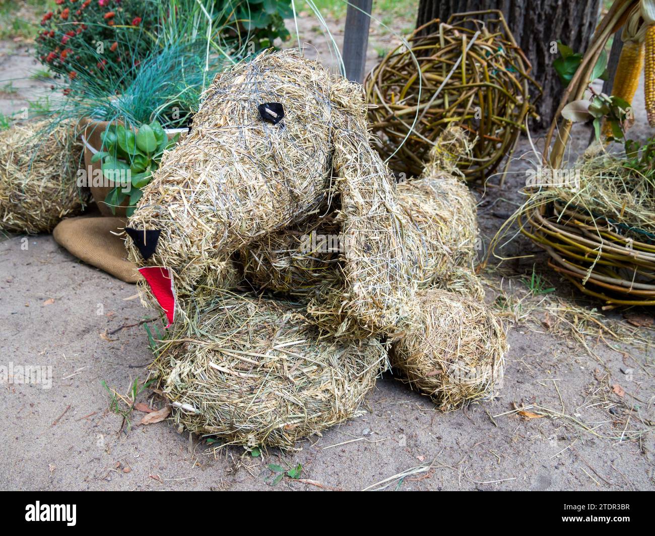 Hund aus trockenen Grashalmen gewebt Stockfoto