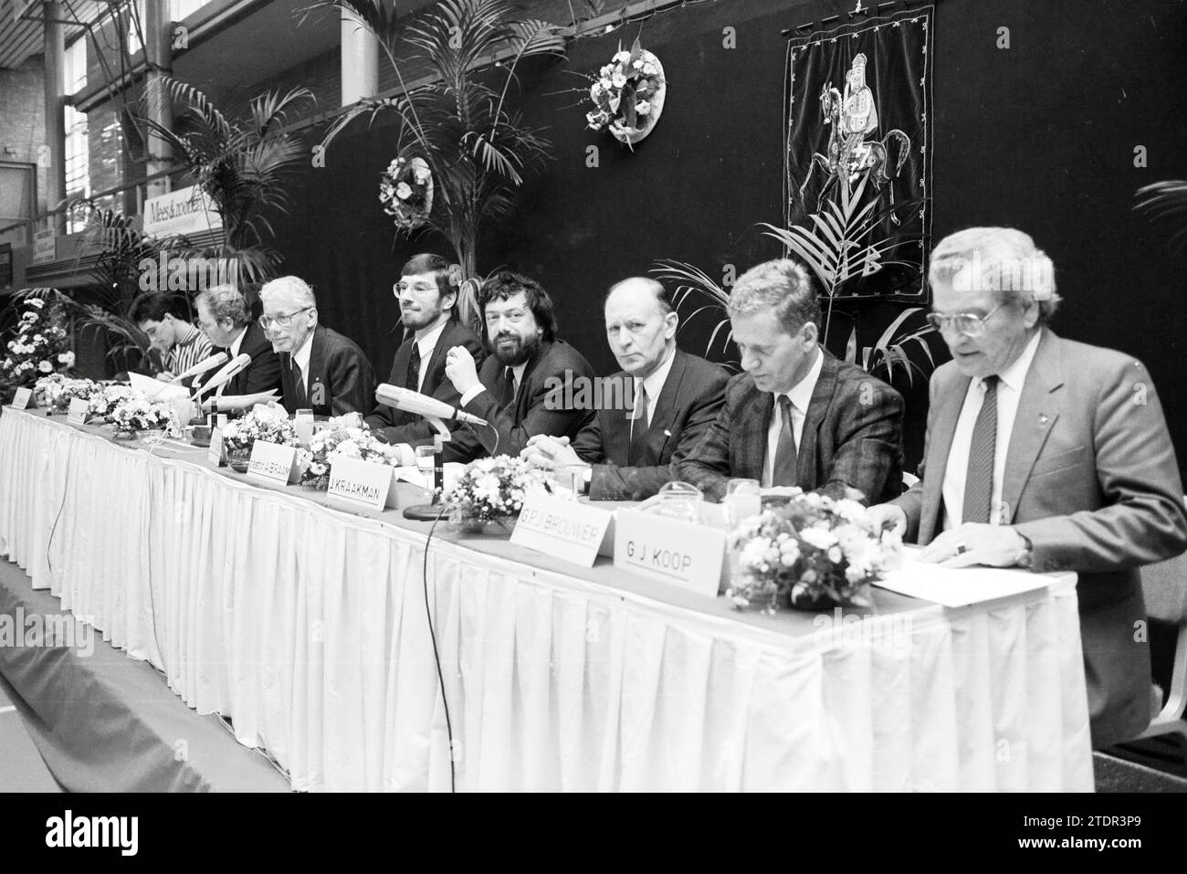 LTB-Treffen mit Minister Nijpels, LTB, 09-12-1987, Whizgle News from the Past, Zugeschnitten auf die Zukunft. Erkunden Sie historische Geschichten, das Image der niederländischen Agentur aus einer modernen Perspektive, die die Lücke zwischen den Ereignissen von gestern und den Erkenntnissen von morgen überbrückt. Eine zeitlose Reise, die die Geschichten prägt, die unsere Zukunft prägen Stockfoto