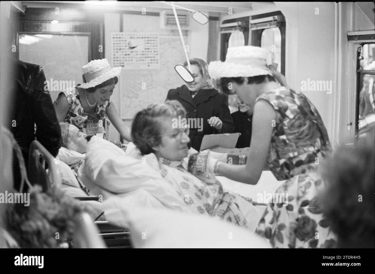 Blumenmädchen an Bord des Roten Kreuzes J. Henry Dunant, 00-00-1962, Whizgle News from the Past, zugeschnitten auf die Zukunft. Erkunden Sie historische Geschichten, das Image der niederländischen Agentur aus einer modernen Perspektive, die die Lücke zwischen den Ereignissen von gestern und den Erkenntnissen von morgen überbrückt. Eine zeitlose Reise, die die Geschichten prägt, die unsere Zukunft prägen Stockfoto