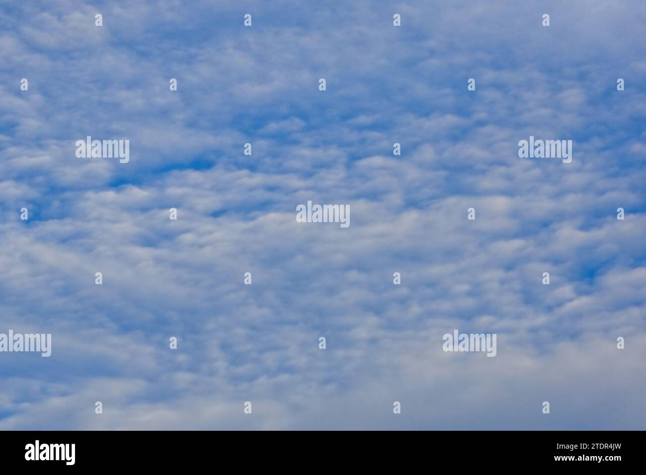 Wolkenlandschaft mit blauen Himmelsflecken Stockfoto