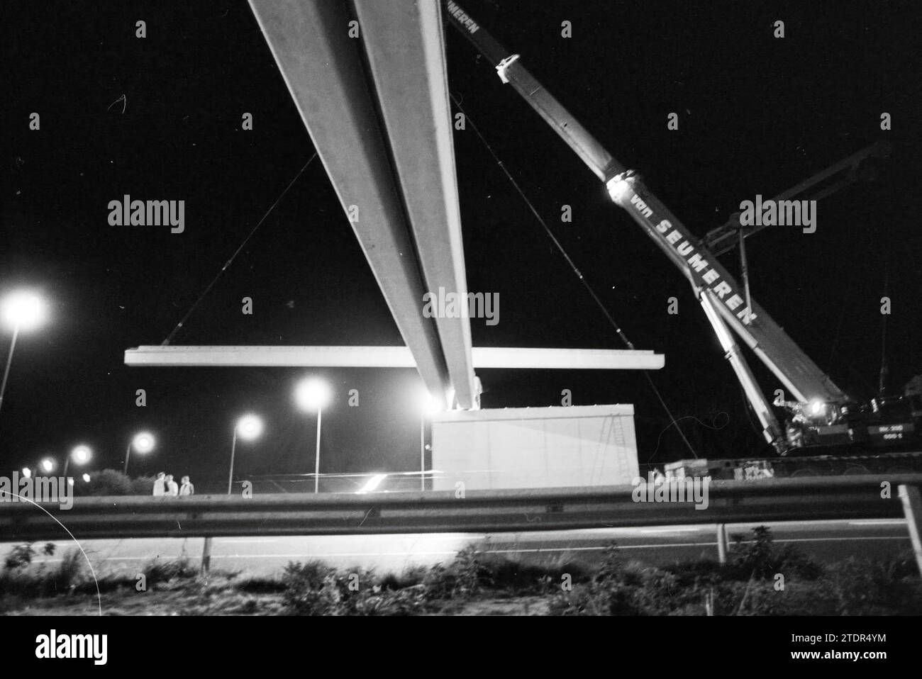 Bau der Brücke über die A4 in Schiphol, Brücken, Brückenbau, Schiphol, Rijksweg A4, 24-09-1989, Whizgle News aus der Vergangenheit, zugeschnitten auf die Zukunft. Erkunden Sie historische Geschichten, das Image der niederländischen Agentur aus einer modernen Perspektive, die die Lücke zwischen den Ereignissen von gestern und den Erkenntnissen von morgen überbrückt. Eine zeitlose Reise, die die Geschichten prägt, die unsere Zukunft prägen Stockfoto