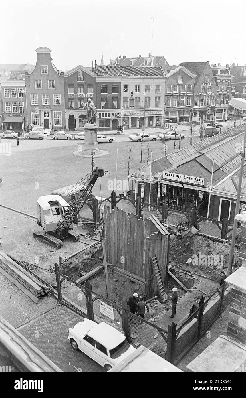 Vorbereitende Arbeiten für die Installation der Statue "der Sonnenkämpfer" von Arthur Spronken, Grote Markt, Haarlem, Grote Markt, Niederlande, 09-04-1970, Whizgle News aus der Vergangenheit, zugeschnitten auf die Zukunft. Erkunden Sie historische Geschichten, das Image der niederländischen Agentur aus einer modernen Perspektive, die die Lücke zwischen den Ereignissen von gestern und den Erkenntnissen von morgen überbrückt. Eine zeitlose Reise, die die Geschichten prägt, die unsere Zukunft prägen Stockfoto