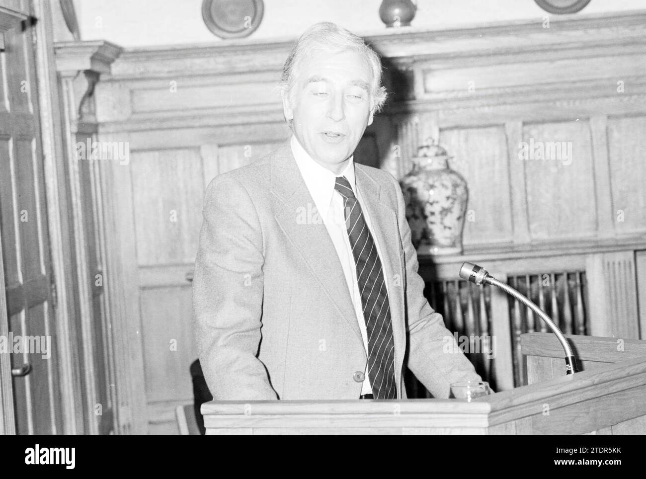Installation von Bürgermeister Machielsen Zandvoort, Bürgermeister, 05-10-1977, Whizgle News aus der Vergangenheit, zugeschnitten auf die Zukunft. Erkunden Sie historische Geschichten, das Image der niederländischen Agentur aus einer modernen Perspektive, die die Lücke zwischen den Ereignissen von gestern und den Erkenntnissen von morgen überbrückt. Eine zeitlose Reise, die die Geschichten prägt, die unsere Zukunft prägen Stockfoto
