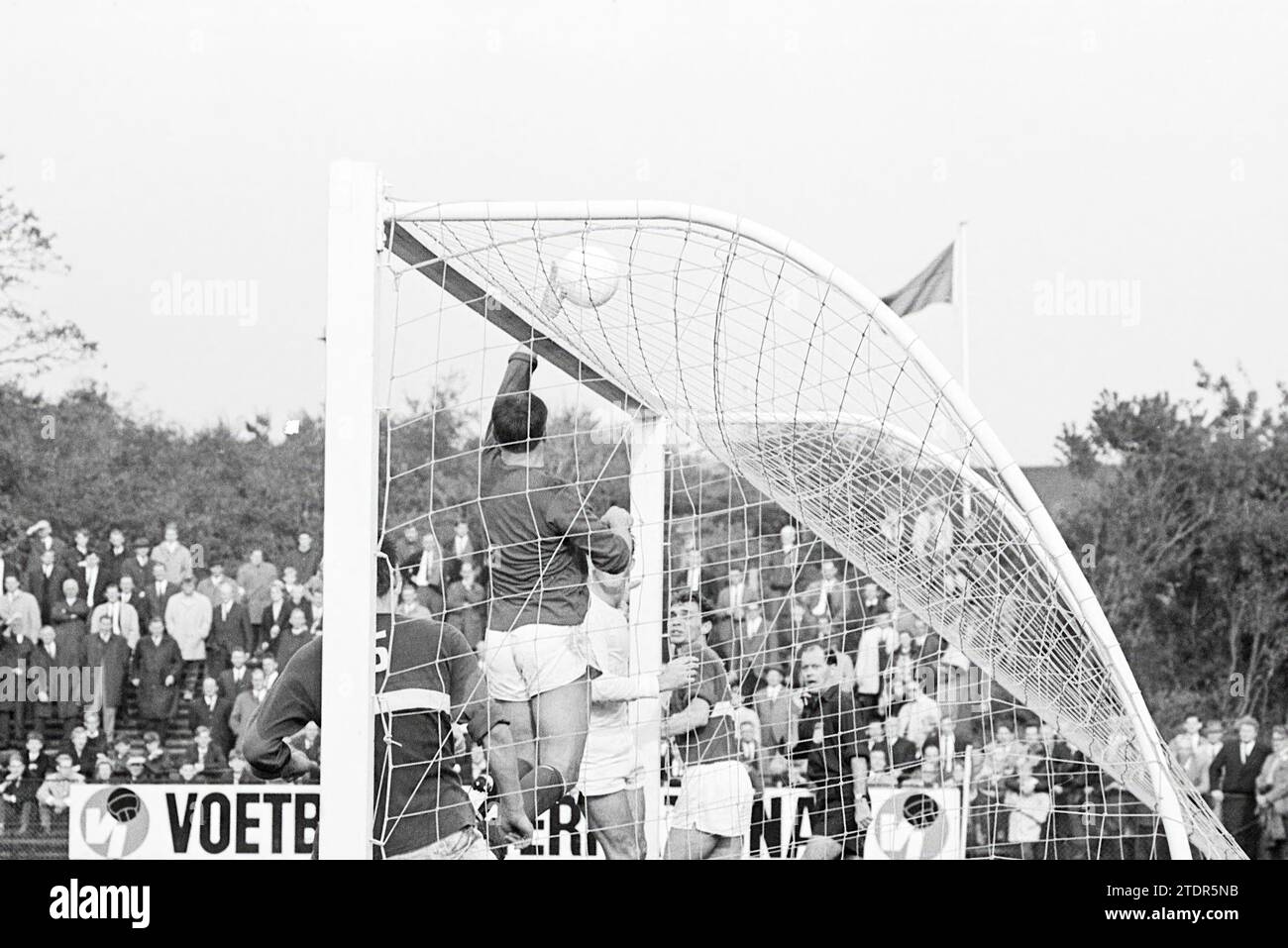 Fußball Telstar-GVAV Groningen (0-3), IJmuiden, Niederlande, 24-09-1967, Whizgle News from the Past, Zukunftszubehör. Erkunden Sie historische Geschichten, das Image der niederländischen Agentur aus einer modernen Perspektive, die die Lücke zwischen den Ereignissen von gestern und den Erkenntnissen von morgen überbrückt. Eine zeitlose Reise, die die Geschichten prägt, die unsere Zukunft prägen Stockfoto