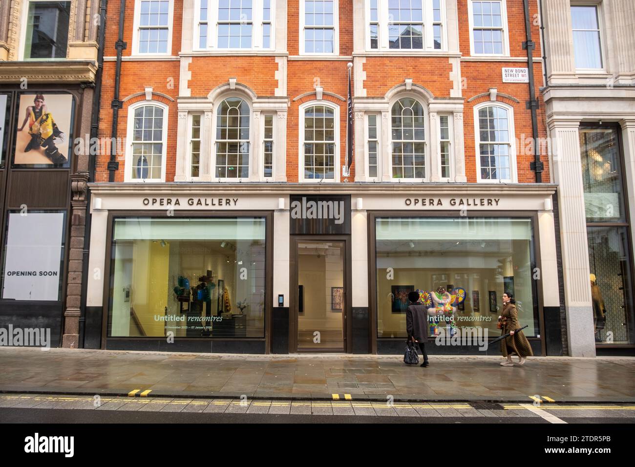 LONDON, 14. DEZEMBER 2023: Opera Gallery in der Bond Street. Galerie mit aufstrebenden und international renommierten Künstlern. Stockfoto