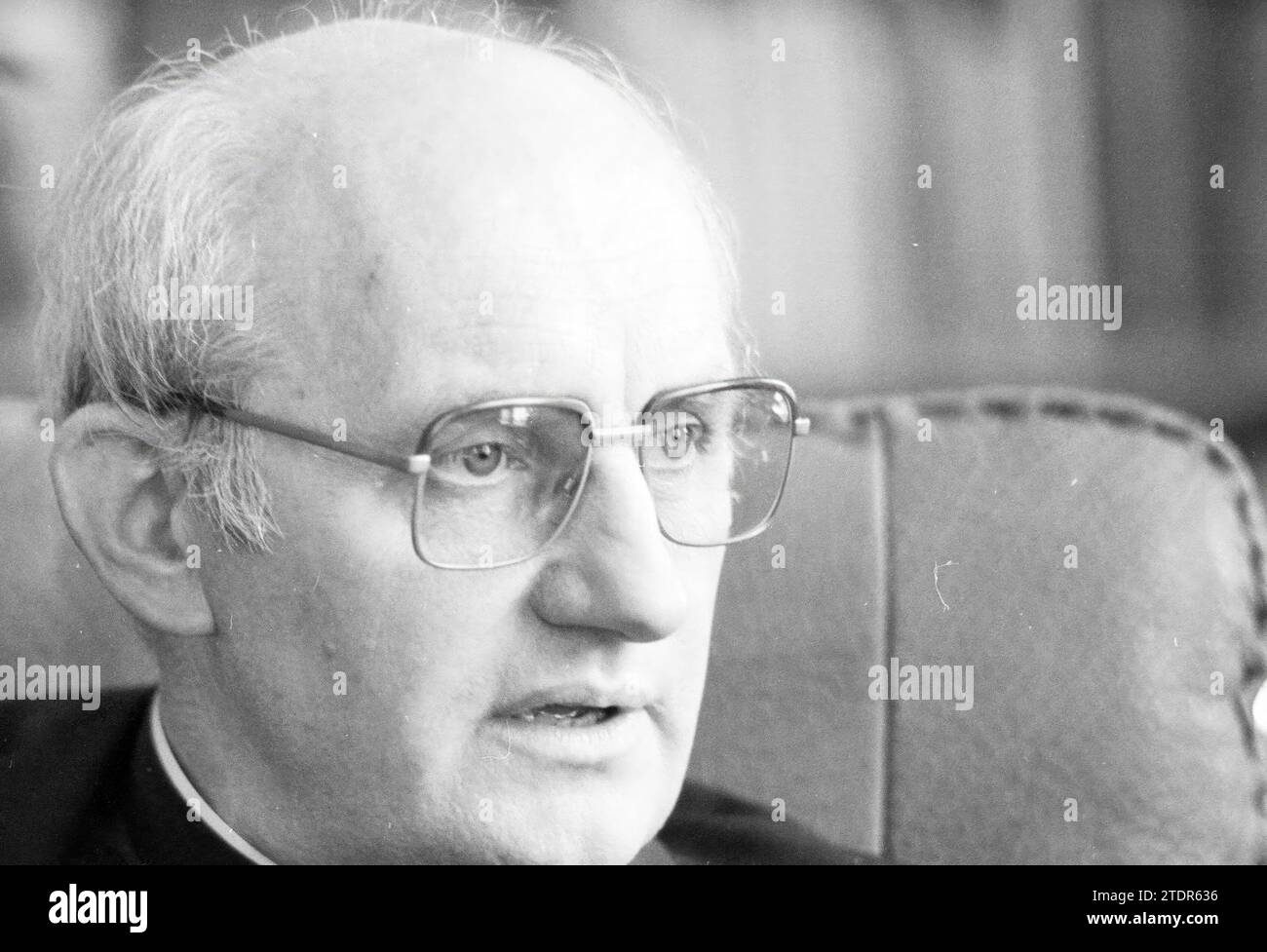 Bischof Bomers of Haarlem, römisch-katholische Kirche, Haarlem, Niederlande, 03-09-1984, Whizgle News aus der Vergangenheit, zugeschnitten auf die Zukunft. Erkunden Sie historische Geschichten, das Image der niederländischen Agentur aus einer modernen Perspektive, die die Lücke zwischen den Ereignissen von gestern und den Erkenntnissen von morgen überbrückt. Eine zeitlose Reise, die die Geschichten prägt, die unsere Zukunft prägen Stockfoto