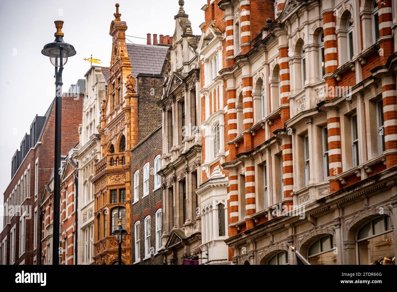 Blick nach oben auf ein attraktives georgianisches Hotel im Stadtteil Mayfair im Zentrum von London Stockfoto
