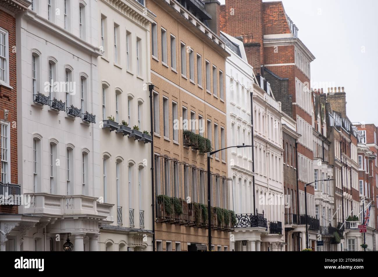 Blick nach oben auf ein attraktives georgianisches Hotel im Stadtteil Mayfair im Zentrum von London Stockfoto