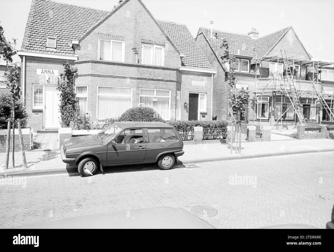 Vier Häuser, Brederodestraat, Zandvoort, Zandvoort, 03-07-1991, Whizgle News aus der Vergangenheit, zugeschnitten auf die Zukunft. Erkunden Sie historische Geschichten, das Image der niederländischen Agentur aus einer modernen Perspektive, die die Lücke zwischen den Ereignissen von gestern und den Erkenntnissen von morgen überbrückt. Eine zeitlose Reise, die die Geschichten prägt, die unsere Zukunft prägen Stockfoto