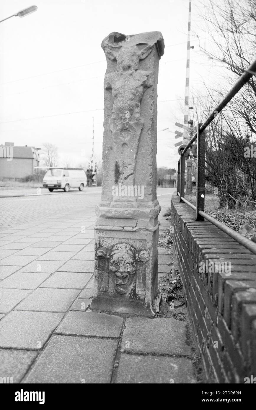 Border Post Santpoort South, Posts and Post Sitting, Santpoort-Zuid, 18-12-1986, Whizgle News from the Past, Tailored for the Future. Erkunden Sie historische Geschichten, das Image der niederländischen Agentur aus einer modernen Perspektive, die die Lücke zwischen den Ereignissen von gestern und den Erkenntnissen von morgen überbrückt. Eine zeitlose Reise, die die Geschichten prägt, die unsere Zukunft prägen Stockfoto