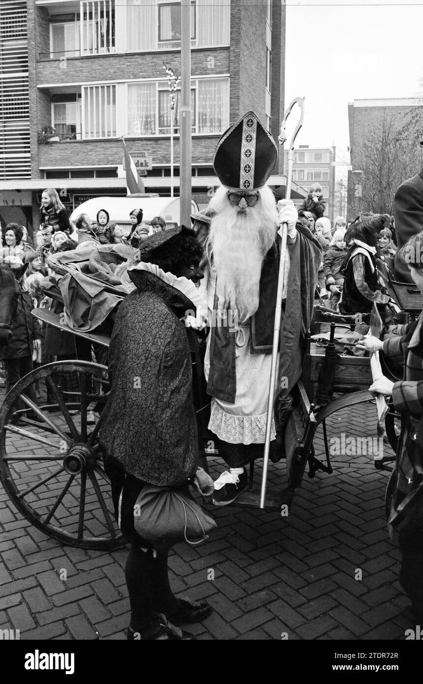 St. Nikolaus in IJmuiden - Heemskerk - Velsen-Noord, St. Nicholas, Sinterklaas, 23. 11. 1974, Whizgle News aus der Vergangenheit, zugeschnitten auf die Zukunft. Erkunden Sie historische Geschichten, das Image der niederländischen Agentur aus einer modernen Perspektive, die die Lücke zwischen den Ereignissen von gestern und den Erkenntnissen von morgen überbrückt. Eine zeitlose Reise, die die Geschichten prägt, die unsere Zukunft prägen Stockfoto