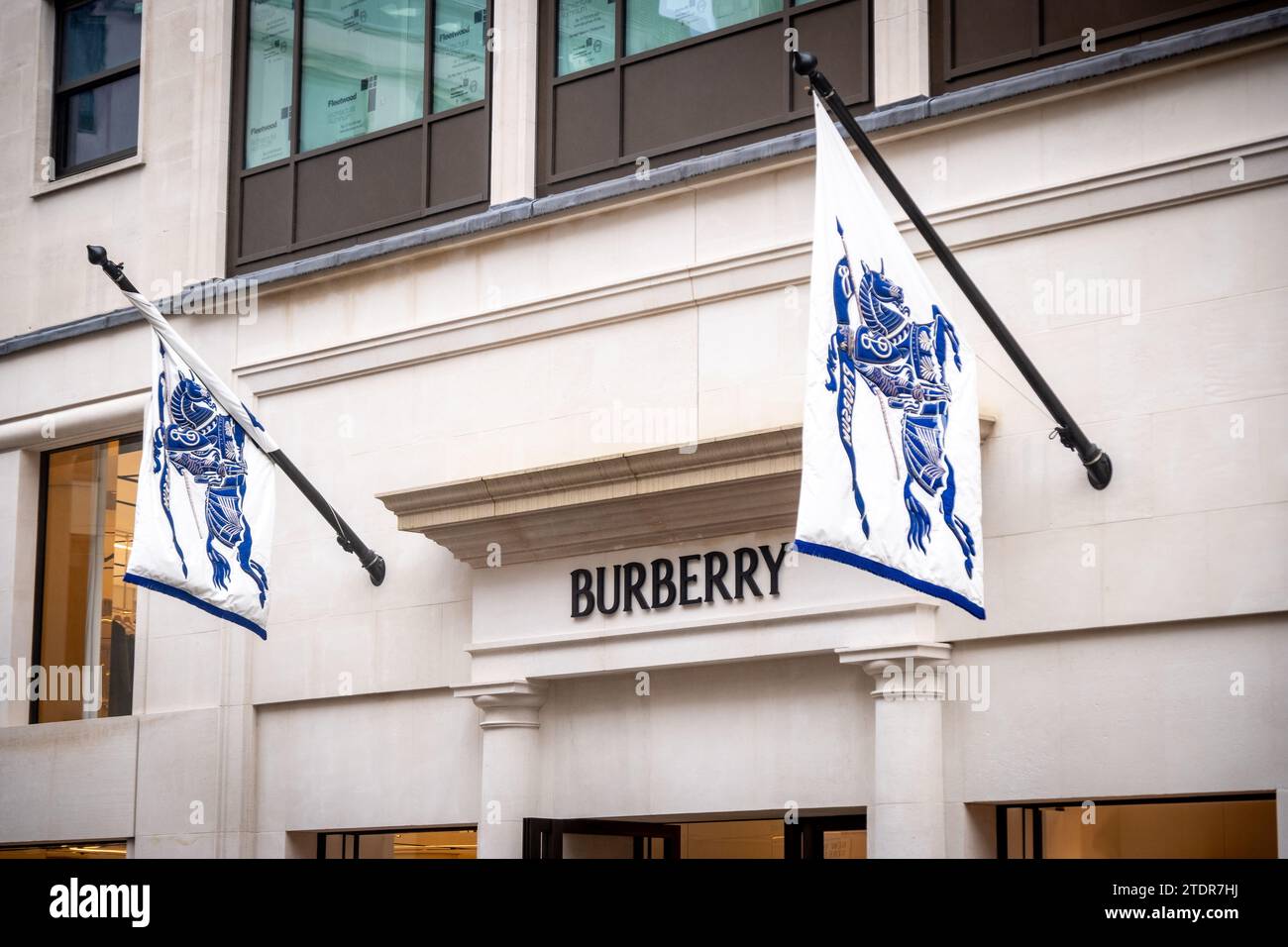 LONDON, 14. DEZEMBER 2023: Burberry Store in der Bond Street, britische Luxusmarke Stockfoto