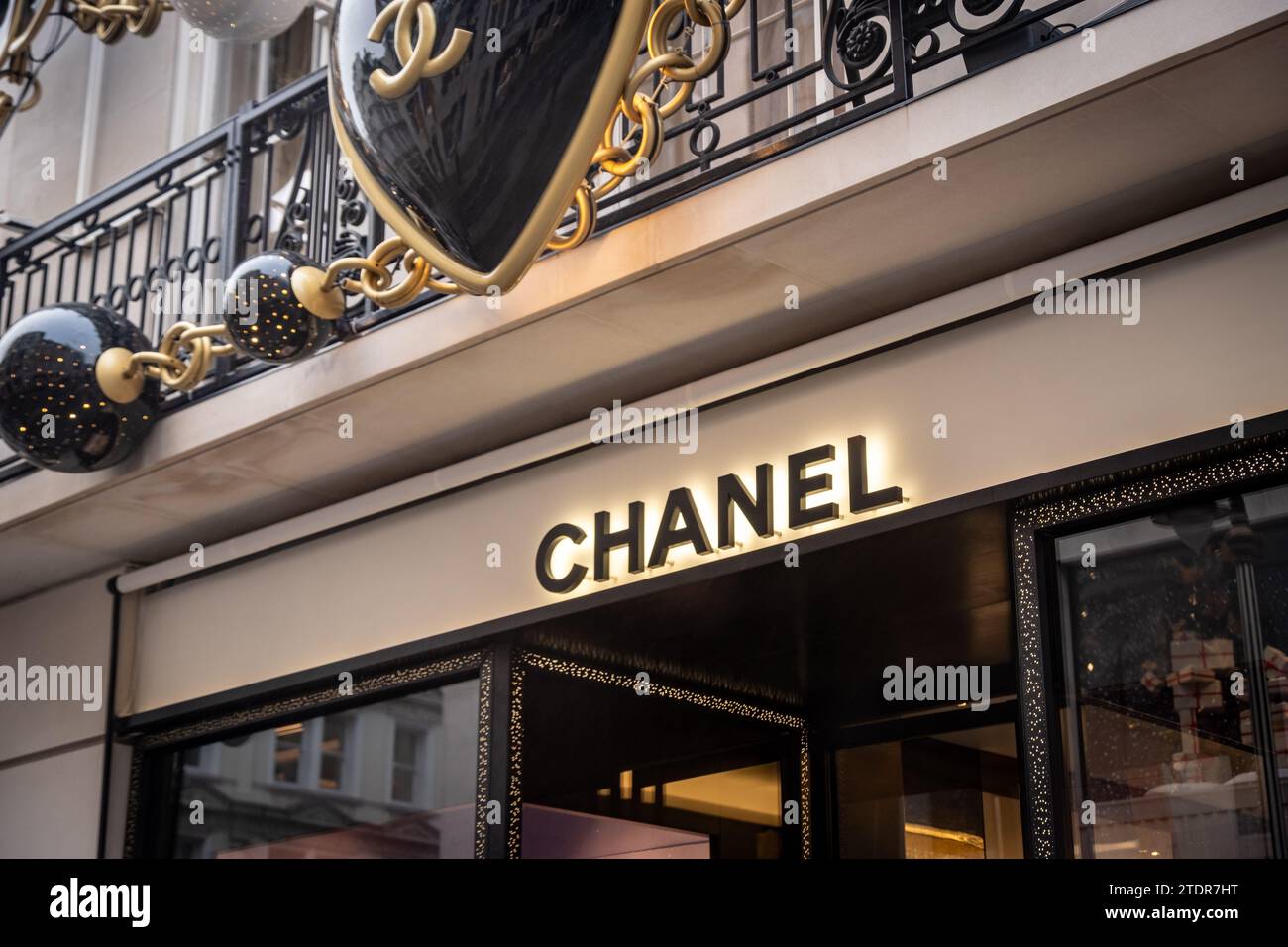 LONDON, 14. DEZEMBER 2023: Chanel Designermode in der Bond Street, eine französische Luxusmarke Stockfoto