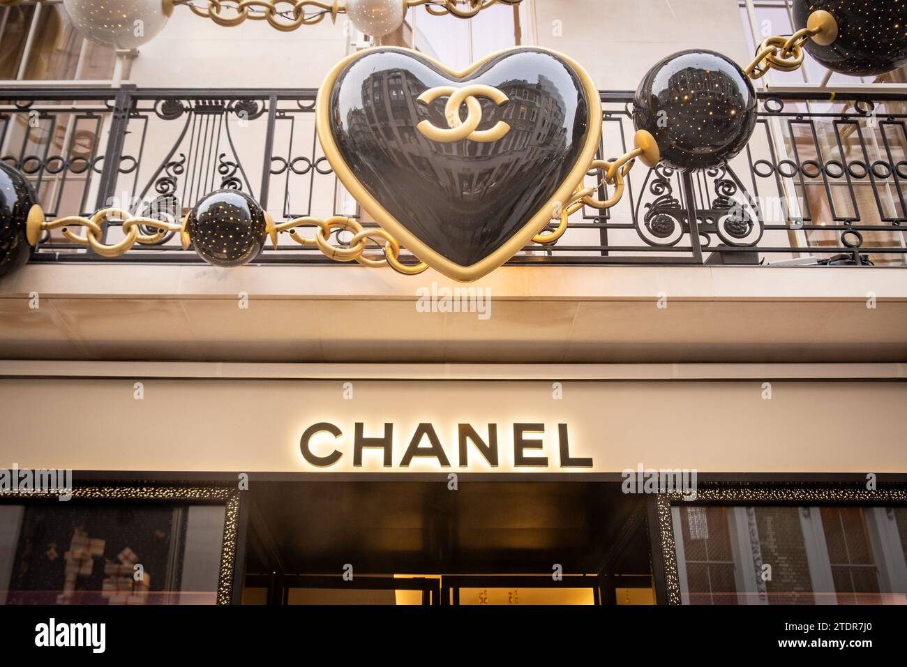 LONDON, 14. DEZEMBER 2023: Chanel Designermode in der Bond Street, eine französische Luxusmarke Stockfoto