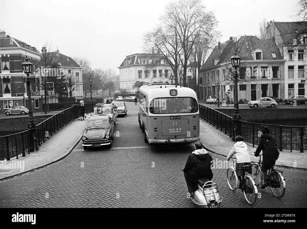 Brücke Nassaulaan Nieuwe Gracht, Verkehr, sicherer Verkehr, Haarlem, Nassaulaan, Niederlande, 11.07.1963, Whizgle News aus der Vergangenheit, maßgeschneidert für die Zukunft. Erkunden Sie historische Geschichten, das Image der niederländischen Agentur aus einer modernen Perspektive, die die Lücke zwischen den Ereignissen von gestern und den Erkenntnissen von morgen überbrückt. Eine zeitlose Reise, die die Geschichten prägt, die unsere Zukunft prägen Stockfoto