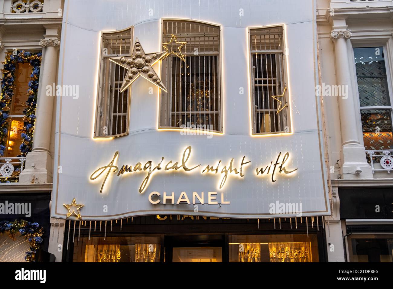 LONDON, 14. DEZEMBER 2023: Chanel Designermode in der Bond Street, eine französische Luxusmarke Stockfoto