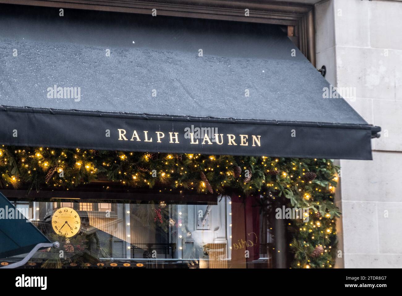 LONDON, 14. DEZEMBER 2023: Ralph Lauren Ladenfront an der Bond Street, eine exklusive amerikanische Designermarke Stockfoto