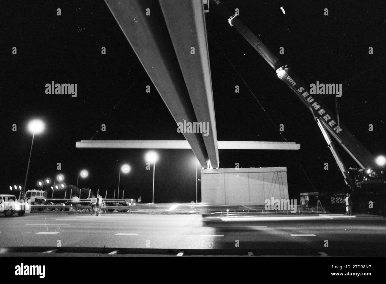 Bau der Brücke über die A4 in Schiphol, Brücken, Brückenbau, Schiphol, Rijksweg A4, 24-09-1989, Whizgle News aus der Vergangenheit, zugeschnitten auf die Zukunft. Erkunden Sie historische Geschichten, das Image der niederländischen Agentur aus einer modernen Perspektive, die die Lücke zwischen den Ereignissen von gestern und den Erkenntnissen von morgen überbrückt. Eine zeitlose Reise, die die Geschichten prägt, die unsere Zukunft prägen Stockfoto