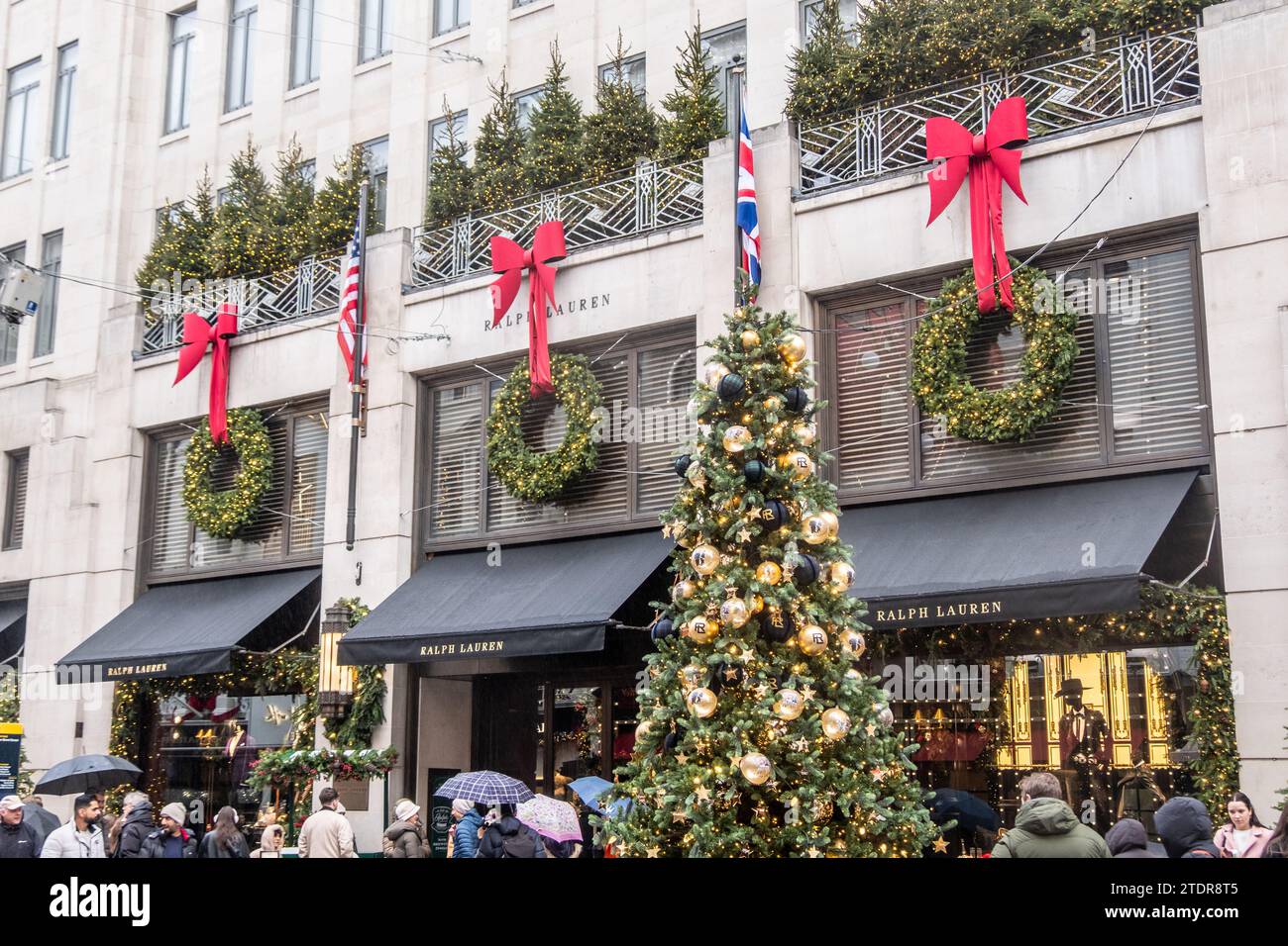 LONDON, 14. DEZEMBER 2023: Ralph Lauren Ladenfront an der Bond Street, eine exklusive amerikanische Designermarke Stockfoto