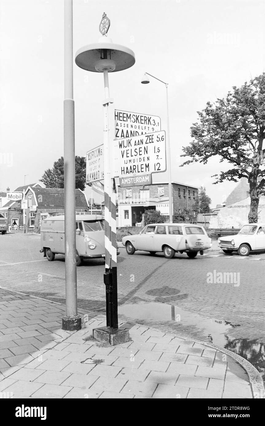 Wegweiser Alkmaarseweg, Verkehr, sicherer Verkehr, 22-08-1969, Whizgle News from the Past, zugeschnitten auf die Zukunft. Erkunden Sie historische Geschichten, das Image der niederländischen Agentur aus einer modernen Perspektive, die die Lücke zwischen den Ereignissen von gestern und den Erkenntnissen von morgen überbrückt. Eine zeitlose Reise, die die Geschichten prägt, die unsere Zukunft prägen Stockfoto