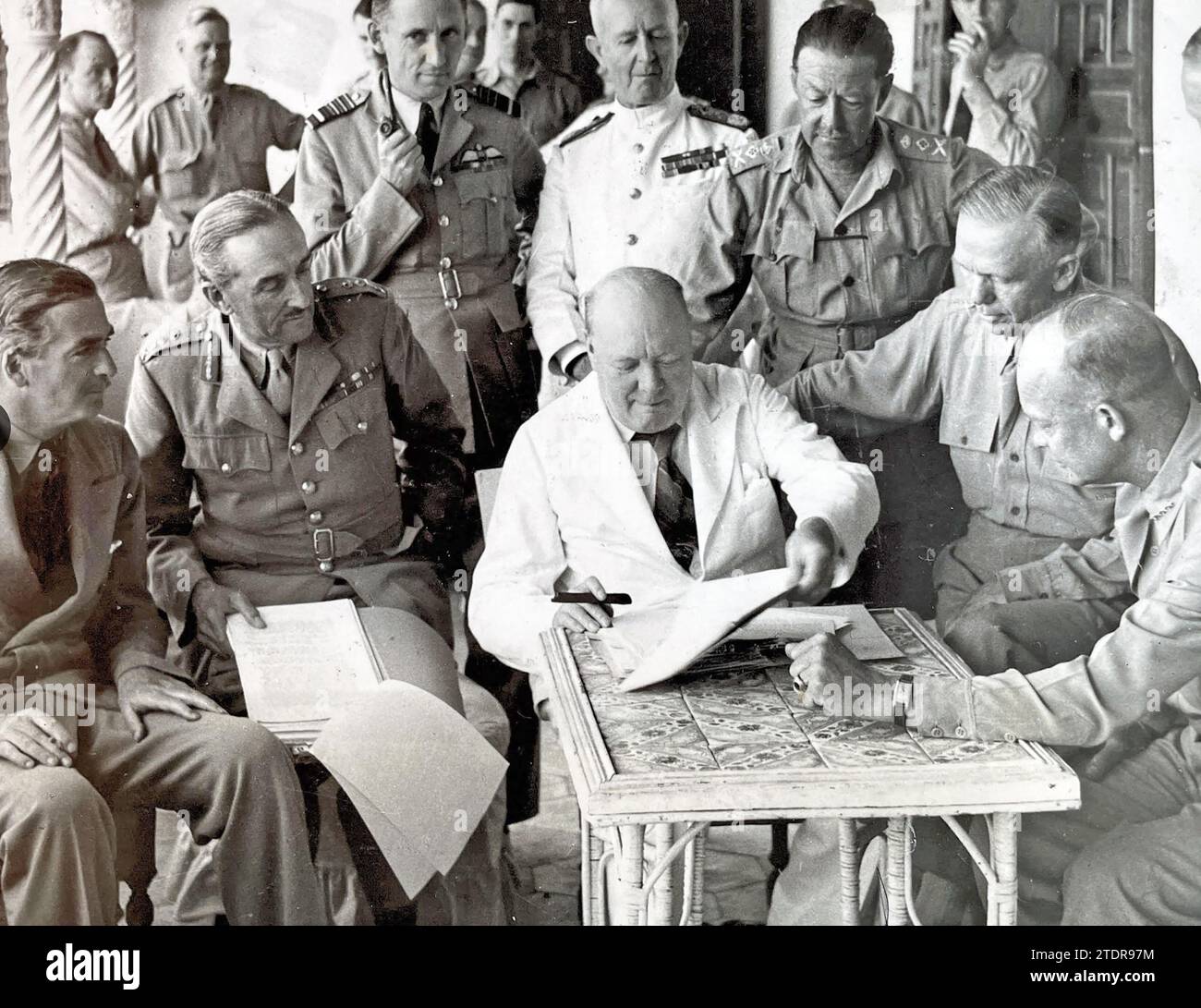 CHURCHILL IN ALGIER 4. JUNI 1943. Mit seinem weißen Anzug und seiner Zigarre leitet Churchill die Alliierte Planungskonferenz im Hauptquartier der Alliierten Streitkräfte in Algier. Von links Anthony Eden, General Sir Alan Brooke, Air Chief Marshal Tedder, Admiral Sir Andrew Cunningham, General Alexander, General Marshall (USA), General Dwight D. Eisenhower, General Bernard Montgomery. Stockfoto