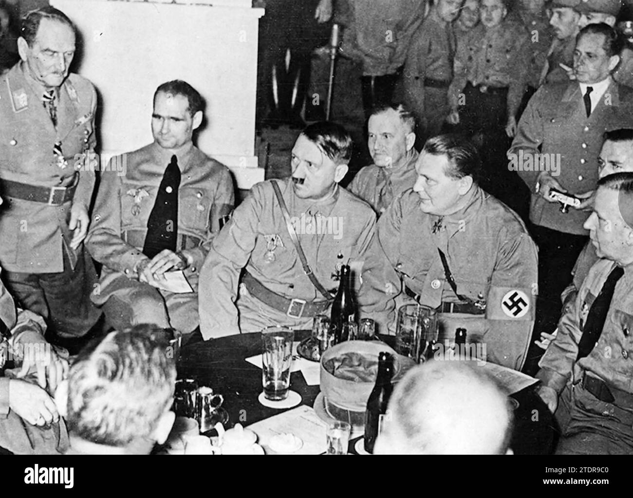 ADOLF HITLER um 1938 mit Herman Göring links und Rudolf Hess rechts. Stockfoto