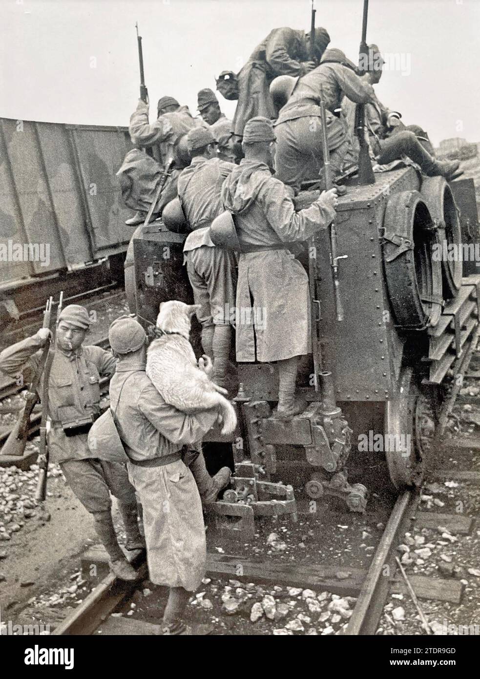 CHINESISCH-JAPANISCHER KRIEG 1937-1945. Eine Einheit des japanischen Eisenbahnkorps bereitet sich auf eine Patrouille vor, zusammen mit dem Maskottchen der Einheit. Stockfoto
